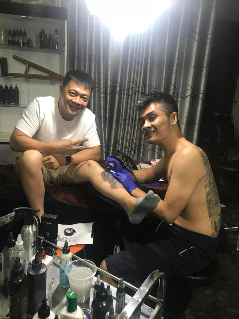 BTV Quang Minh là khách hàng sửa hình xăm tại Rio Tattoo Studio