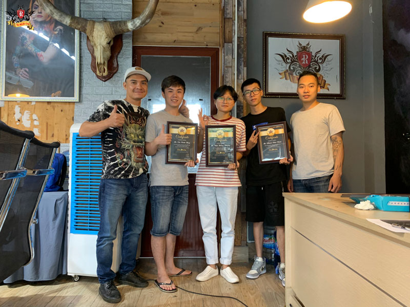 Học viên Rio Tattoo Studio nhận chứng chỉ khóa học xăm chuyên nghiệp tại Hà Nội