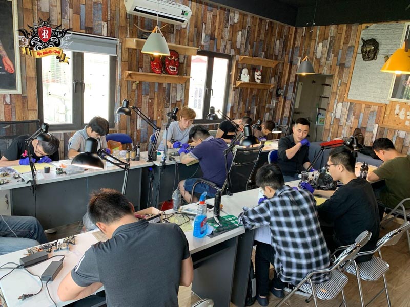 Lớp học xăm tại Rio Tattoo Studio với học viên thực hành trên da giả