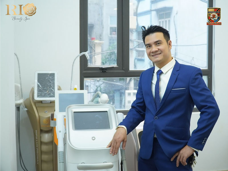 Chuyên gia tại địa chỉ triệt lông nam uy tín Rio Beauty Spa với thiết bị công nghệ cao.