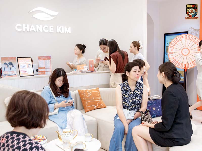 Khách hàng đang ngồi chờ và được tư vấn tại sảnh đón tiếp của Chance Kim, một địa chỉ điêu khắc chân mày uy tín với không gian hiện đại.