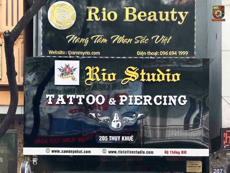 Biển hiệu trung tâm thẩm mỹ Rio Beauty tại 205 Thụy Khuê, một địa chỉ học điêu khắc chân mày uy tín.