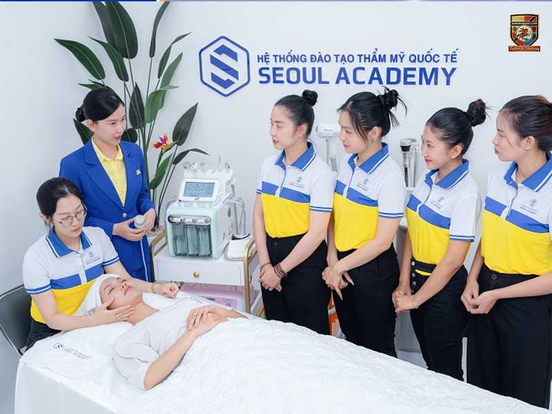 ớp học thực hành tại địa chỉ học điêu khắc chân mày và thẩm mỹ chuyên nghiệp.
