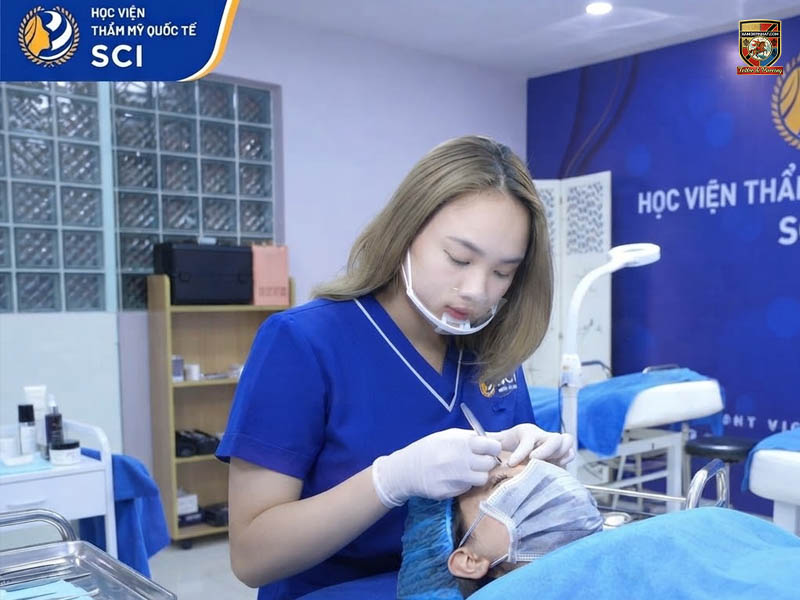 Học viên thực hành điêu khắc chân mày tại học viện thẩm mỹ quốc tế Sci thuộc hệ thống địa chỉ học điêu khắc chân mày uy tín.
