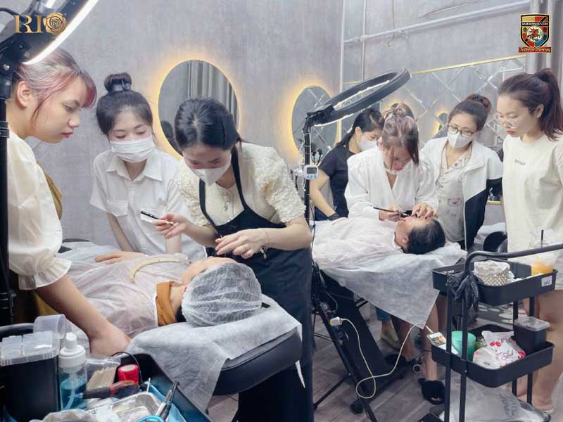 Lớp học thực hành điêu khắc chân mày tại cơ sở thẩm mỹ Rio thuộc hệ thống địa chỉ học điêu khắc chân mày uy tín.