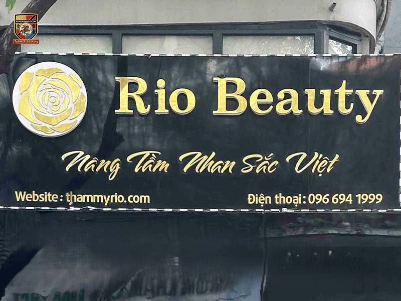 Biển hiệu Thẩm mỹ Rio Beauty Clinic địa chỉ học phun mí mắt uy tín chất lượng tại Hà Nội.