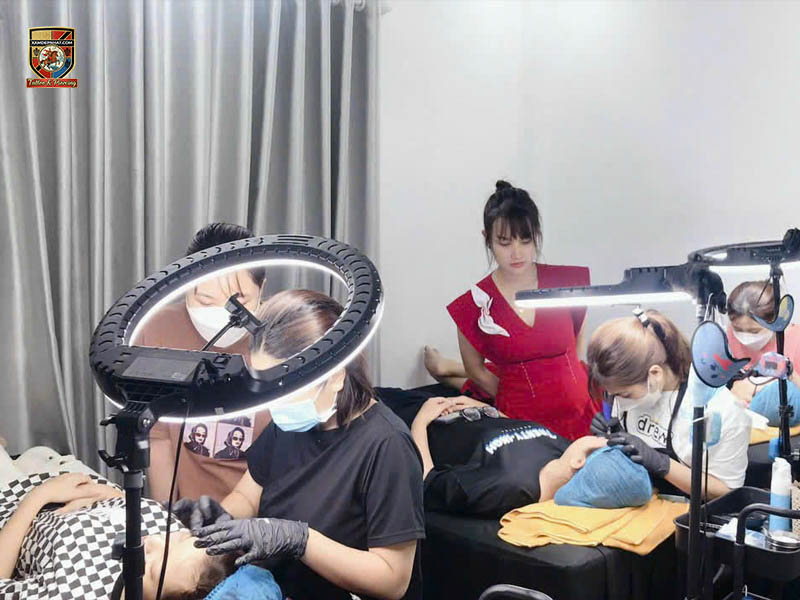 Học viên thực hành phun mí mắt trên mẫu thật dưới sự giám sát tại địa chỉ học phun mí mắt chuyên nghiệp.