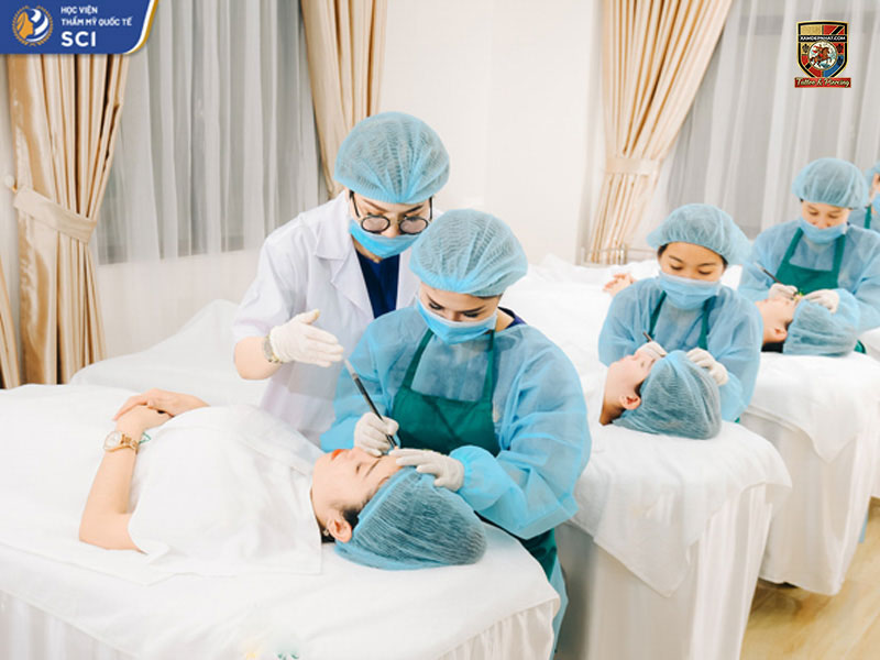 Học viên tại địa chỉ học phun mí mắt SCI đang thực hành trên mẫu thật chuẩn y khoa.