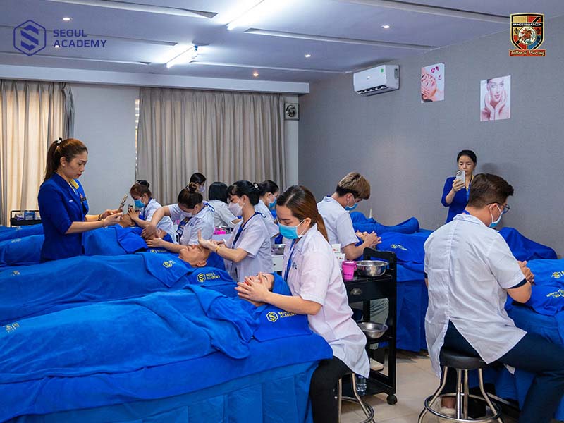 Lớp học phun mí mắt thực hành đông đúc học viên tại Seoul Academy.