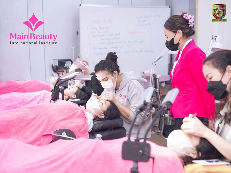 Lớp thực hành tại địa chỉ học phun môi Main Beauty