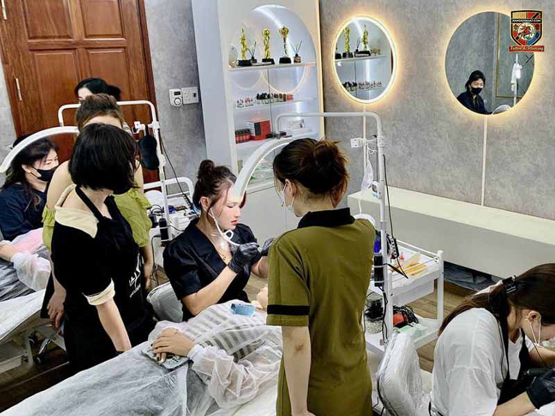 Lớp học thực hành tại địa chỉ học phun môi uy tín