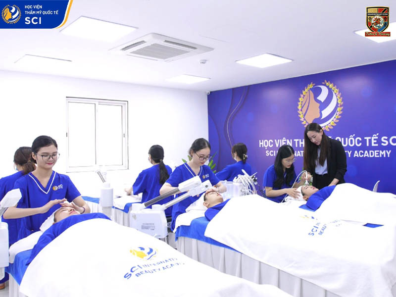 Hình ảnh thực hành tại học viện thẩm mỹ quốc tế SCI, một địa chỉ học phun xăm uy tín.