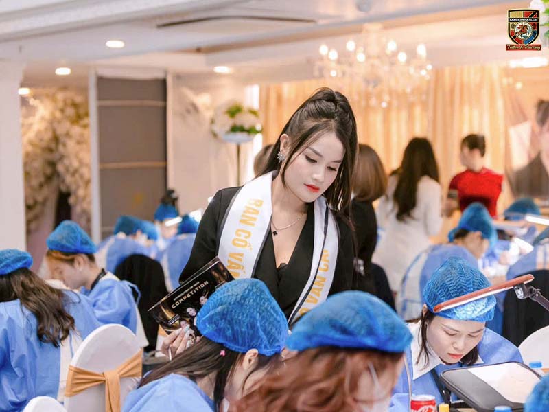 Hình ảnh ban cố vấn giám sát cuộc thi tay nghề tại địa chỉ học phun xăm chuyên nghiệp.