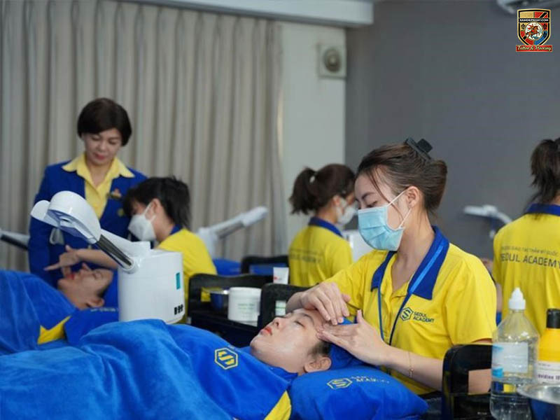 Hình ảnh giờ học thực hành tại Seoul Academy, một địa chỉ học phun xăm lớn.