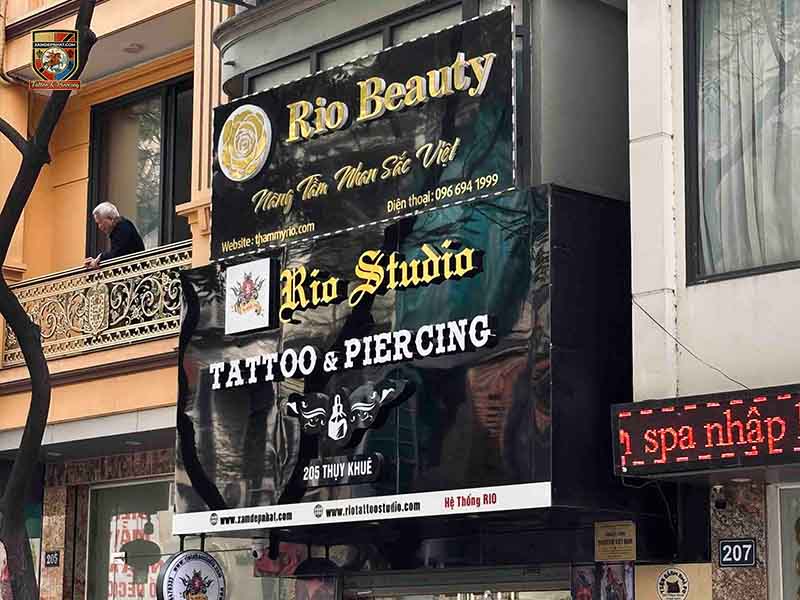 Biển hiệu mặt tiền cơ sở Thẩm mỹ Rio Beauty và Rio Studio Tattoo & Piercing tại 205 Thụy Khuê. địa chỉ học phun xăm bikini uy tín