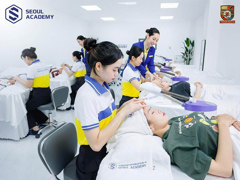 Các học viên Seoul Academy đang thực hành kỹ thuật chăm sóc da và trị liệu cho người mẫu trên giường spa