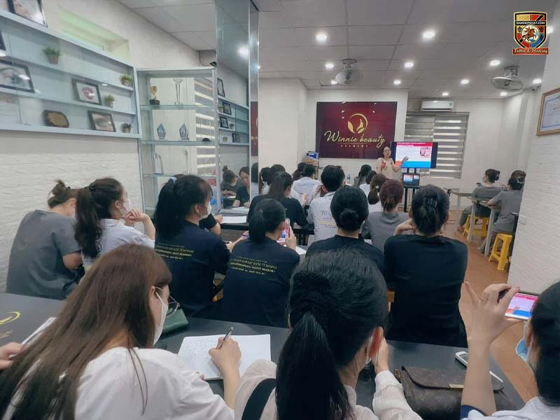 Lớp học lý thuyết phun xăm đông đúc tại Học viện Thẩm mỹ Winnie Beauty Academy