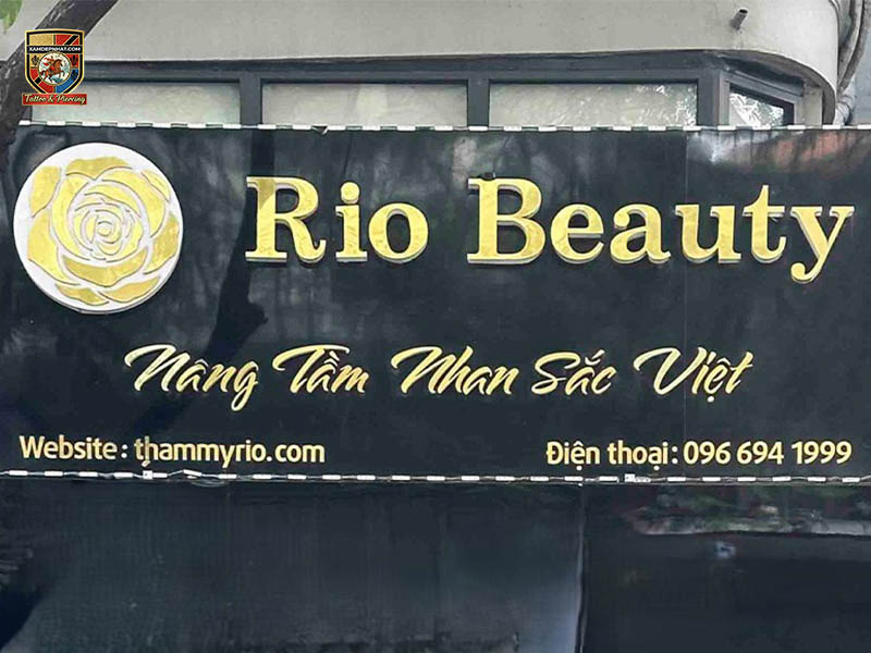 Biển hiệu trung tâm thẩm mỹ Rio Beauty, một địa chỉ học triệt lông uy tín.