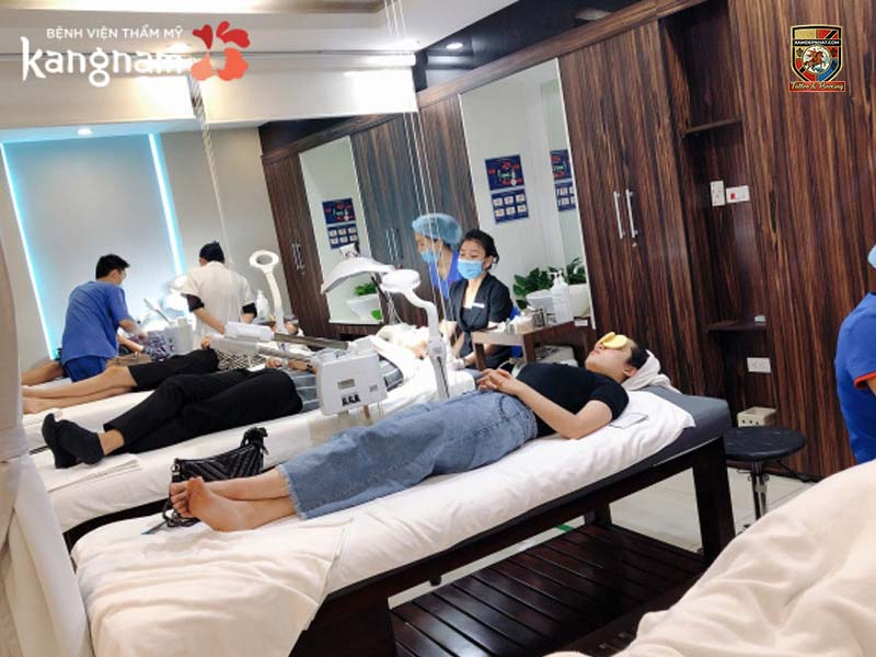 Không gian phòng thực hành điều trị tại Bệnh viện Thẩm mỹ Kangnam, một địa chỉ học triệt lông uy tín.