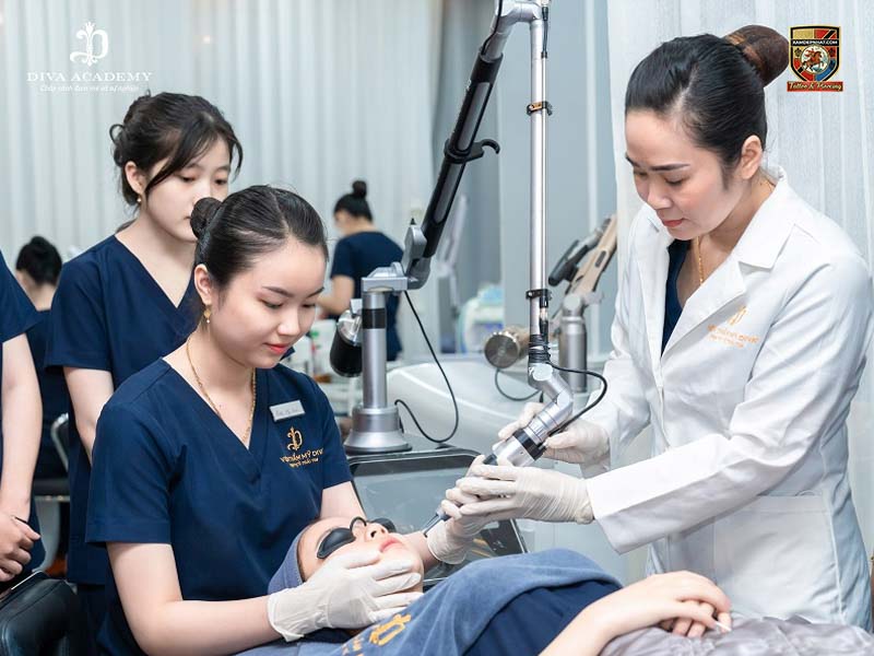 Giảng viên hướng dẫn học viên thực hành công nghệ laser tại Diva Academy, một địa chỉ học triệt lông uy tín.