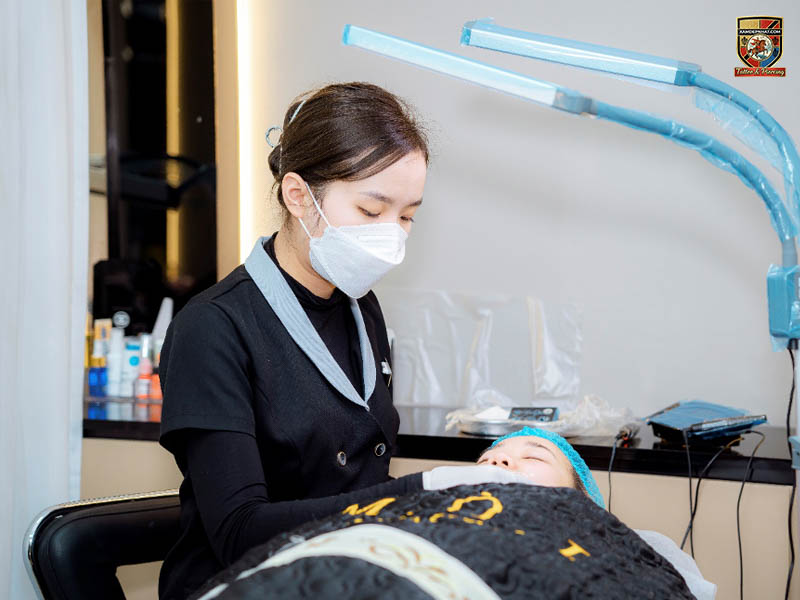 Chuyên viên tại M.Ò.I Beauty đang tư vấn khách hàng.