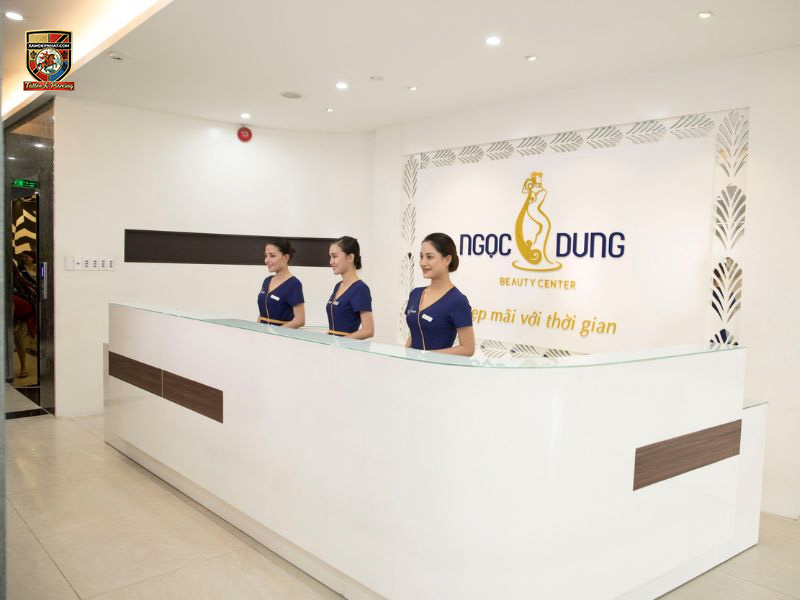 Quầy lễ tân sang trọng của thẩm mỹ viện Ngọc Dung, một địa chỉ làm hồng nhũ hoa được phái đẹp đánh giá cao.