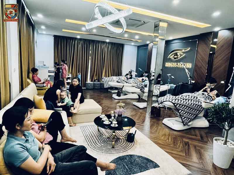 Khách hàng trải nghiệm không gian sang trọng tại địa chỉ phun mày ombre Thương Nguyễn.