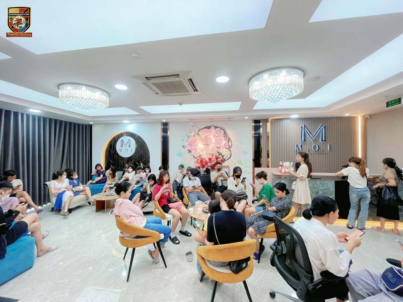 Nhiều khách hàng đang chờ tư vấn dịch vụ tại địa chỉ phun mày ombre M.O.I Beauty khang trang.
