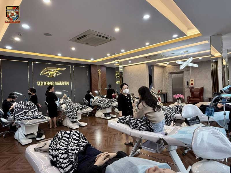 Nhiều khách hàng đang trải nghiệm dịch vụ làm đẹp tại địa chỉ phun mí mắt nai uy tín Hương Nguyễn.