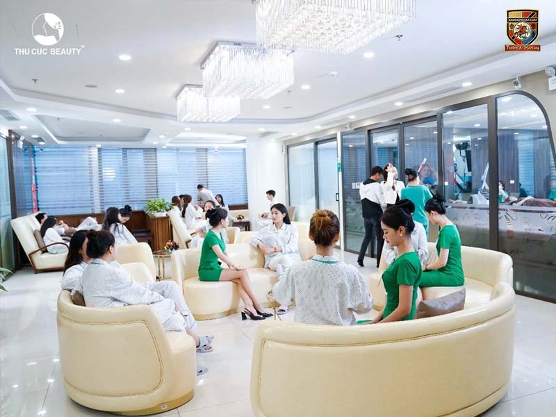 Không gian sang trọng tại địa chỉ phun môi cam đào Thu Cúc Beauty.