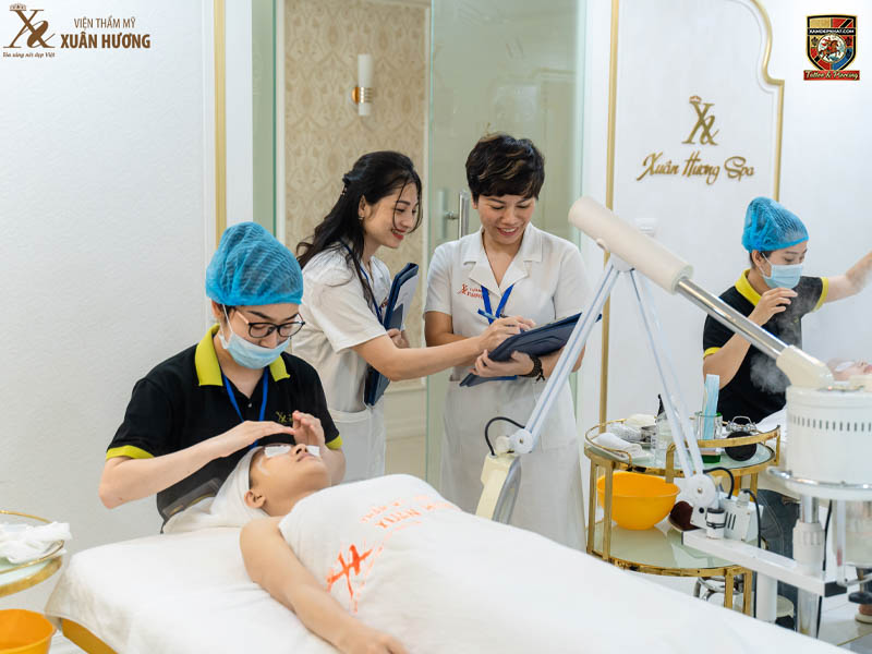 Đội ngũ chuyên viên tận tâm tại địa chỉ phun môi collagen Thẩm mỹ viện Xuân Hương.