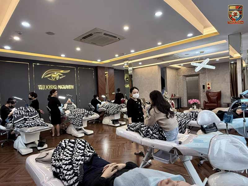 Chuyên viên thực hiện thao tác tỉ mỉ tại địa chỉ phun môi ombre uy tín.