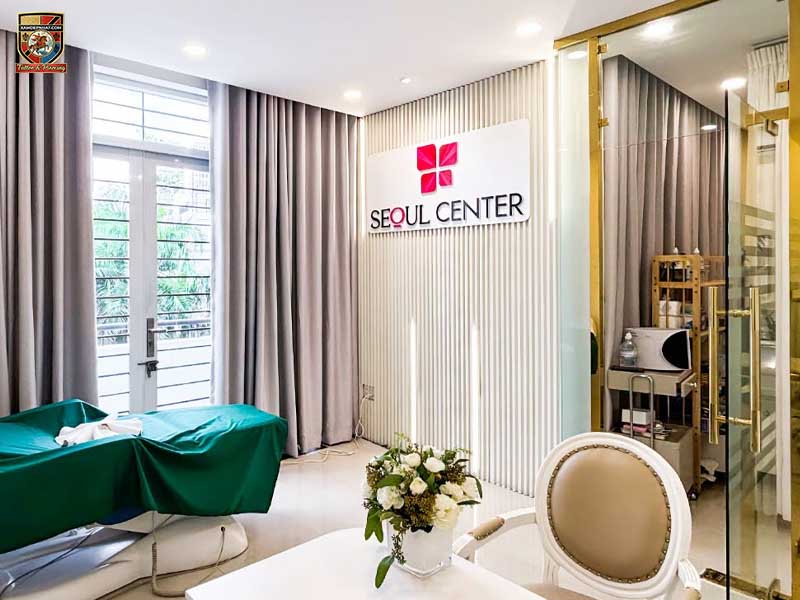 Cơ sở mặt tiền của Seoul Center với bảng hiệu lớn, thiết kế khang trang và vô cùng nổi bật.