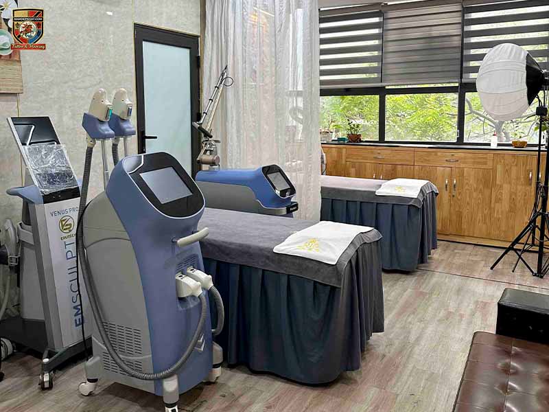 Không gian phòng dịch vụ của Thẩm mỹ Rio sạch sẽ, có máy móc hiện đại