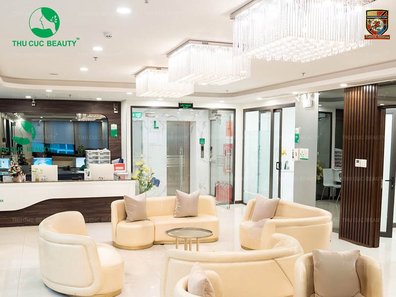 Không gian sảnh chờ mang phong cách hoàng gia, rộng rãi và tiện nghi tại Thu Cúc Clinics.