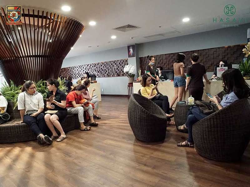 Khu vực lễ tân tích hợp màn hình điện tử hiển thị bảng giá công khai, minh bạch tại Hasaki. địa chỉ triệt lông vùng kín uy tín