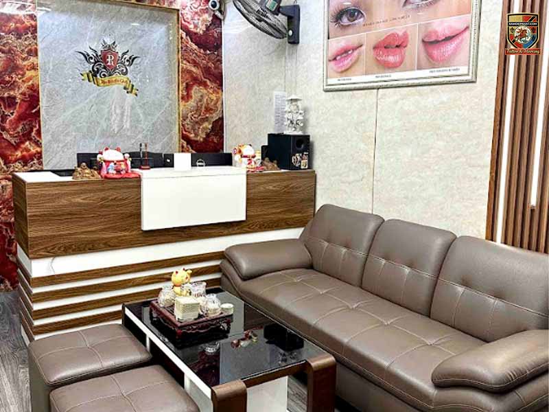 Không gian sảnh tiếp đón của Thẩm Mỹ Rio với thiết kế nội thất sang trọng, ấm cúng và đầy tinh tế.
