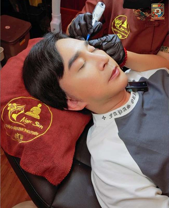 Người đàn ông đang làm dịch vụ tại địa chỉ xăm chân mày phong thủy Ngọc San.