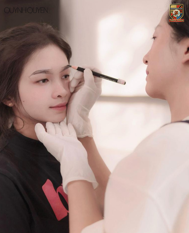 Chuyên gia đang đo vẽ dáng mày cho khách hàng tại địa chỉ xăm chân mày phong thủy Quỳnh Quyên.