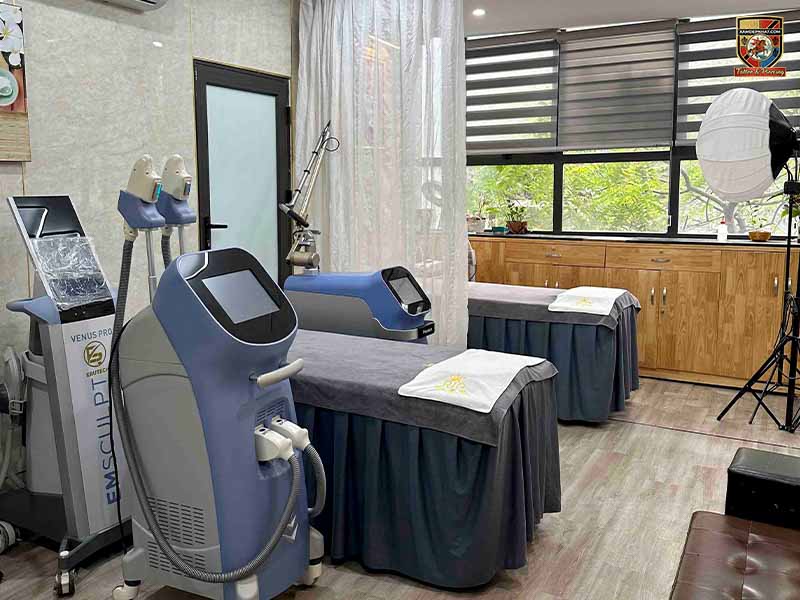 Không gian phòng dịch vụ hiện đại, vệ sinh tại địa chỉ xăm chân mày phong thủy uy tín.