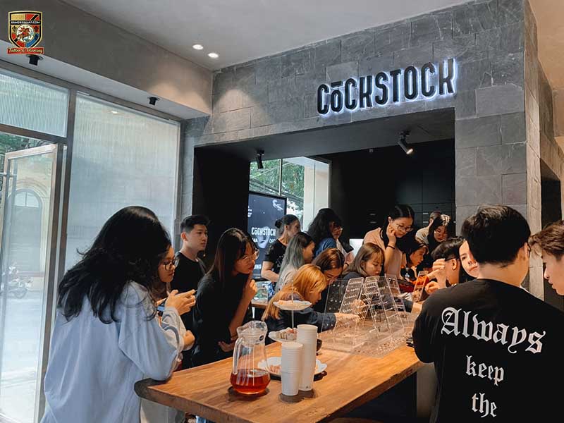 Khách hàng chọn trang sức tại địa chỉ xỏ khuyên CockStock