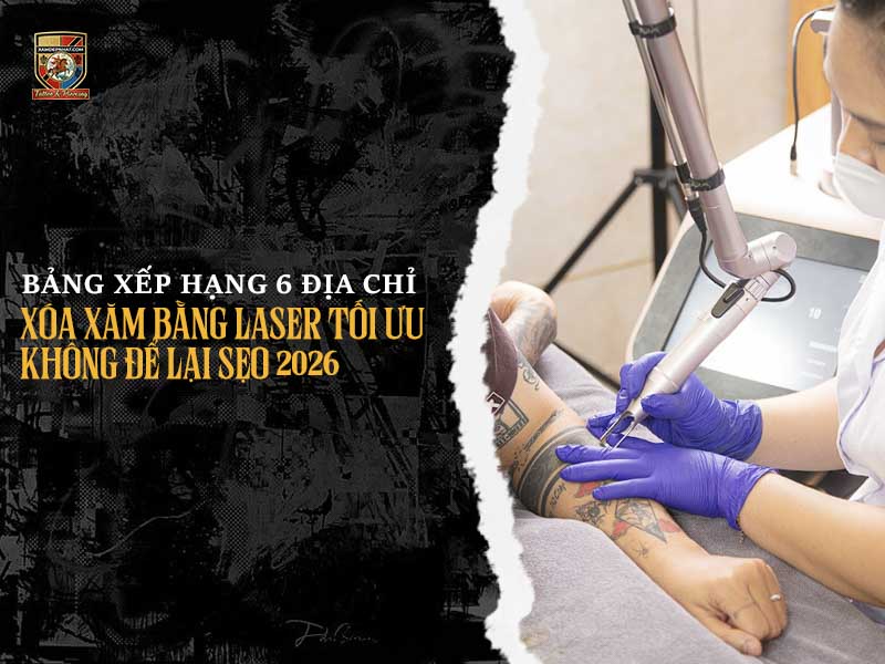 Chuyên gia đang phân tích tình trạng mực xăm và tư vấn phác đồ điều trị cho khách hàng tại một cơ sở làm đẹp uy tín.