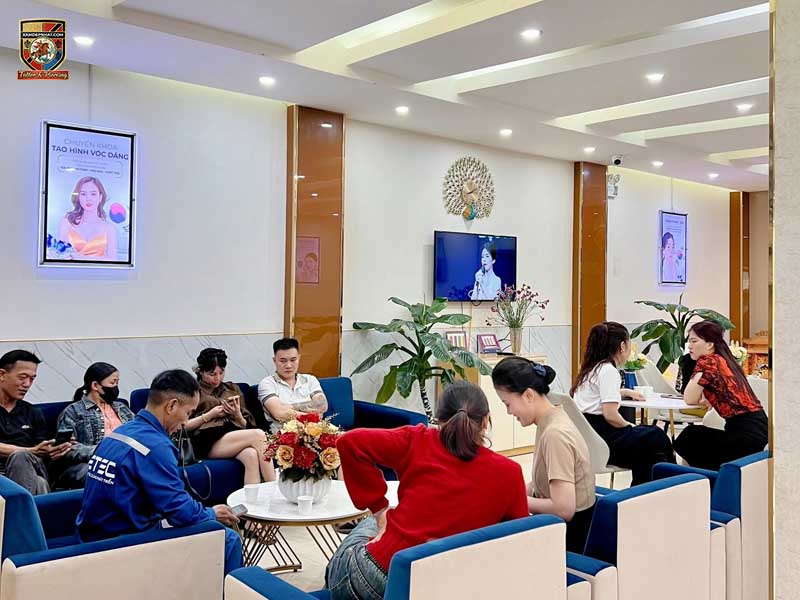 Khu vực quầy lễ tân  đón khách hàng đến tư vấn dịch vụ tại Bệnh viện thẩm mỹ Kangnam