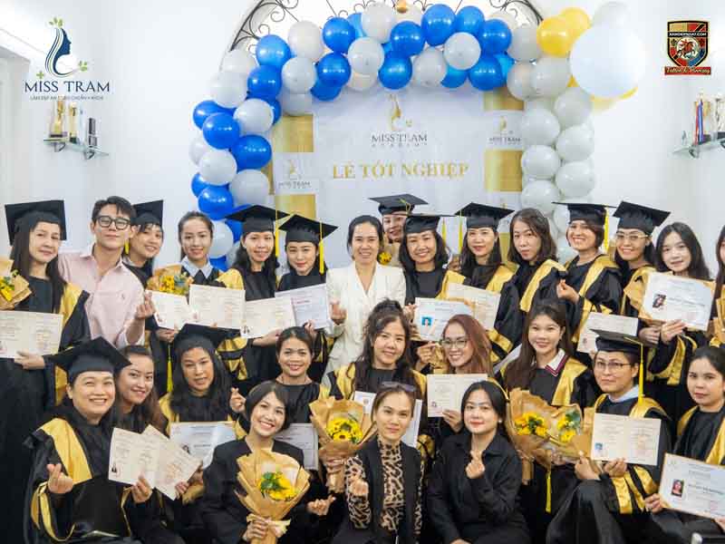 Lễ tốt nghiệp khóa học phun xăm thẩm mỹ và làm đẹp tại Miss Tram Academy với đông đảo học viên nhận bằng chứng chỉ.