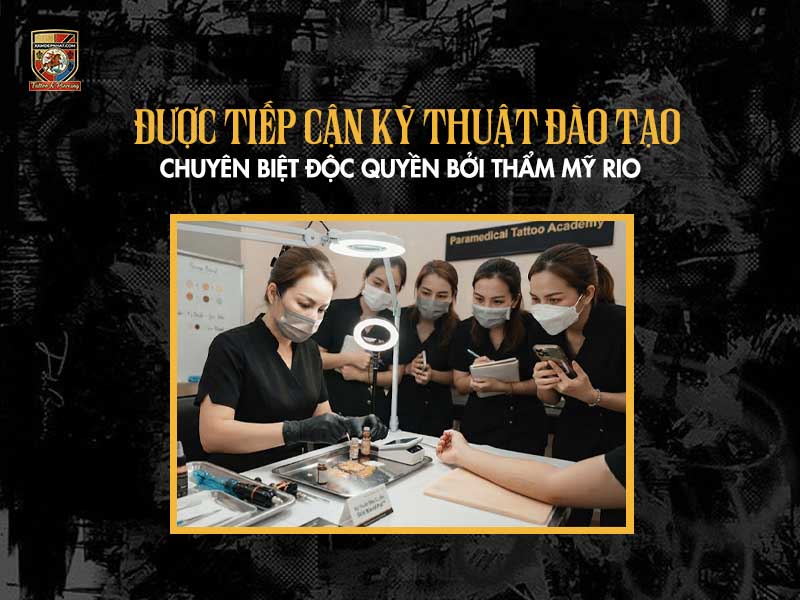 Giảng viên trực tiếp làm mẫu pha màu xăm y khoa trước sự quan sát của học viên