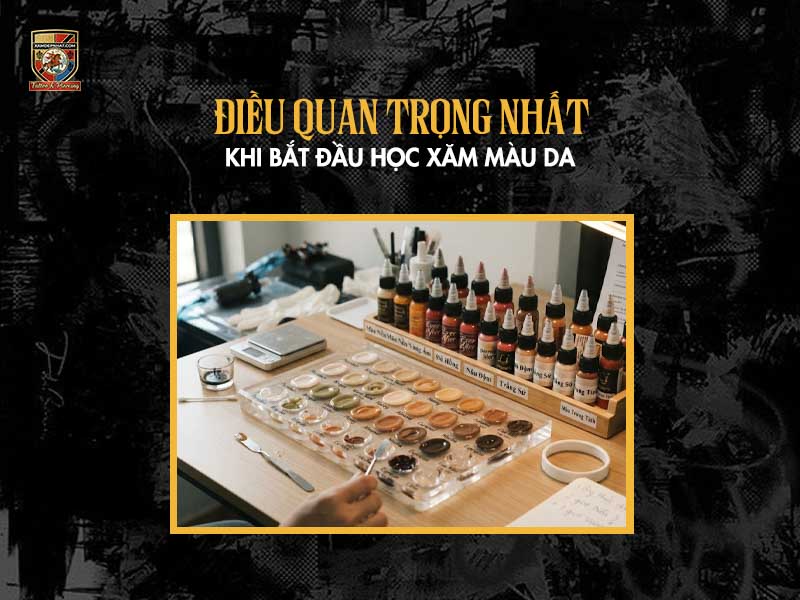 Bảng khay pha màu mực xăm màu da chuyên nghiệp và các lọ mực trùng sắc tố da trên banner bài viết