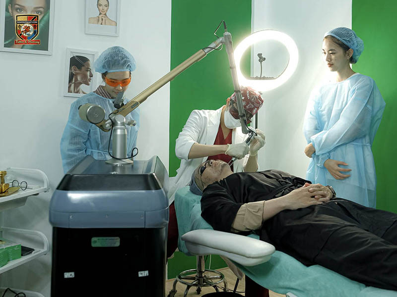 Bác sĩ hướng dẫn học viên quan sát thực hành điều trị xóa xăm bằng công nghệ Laser chuẩn y khoa.