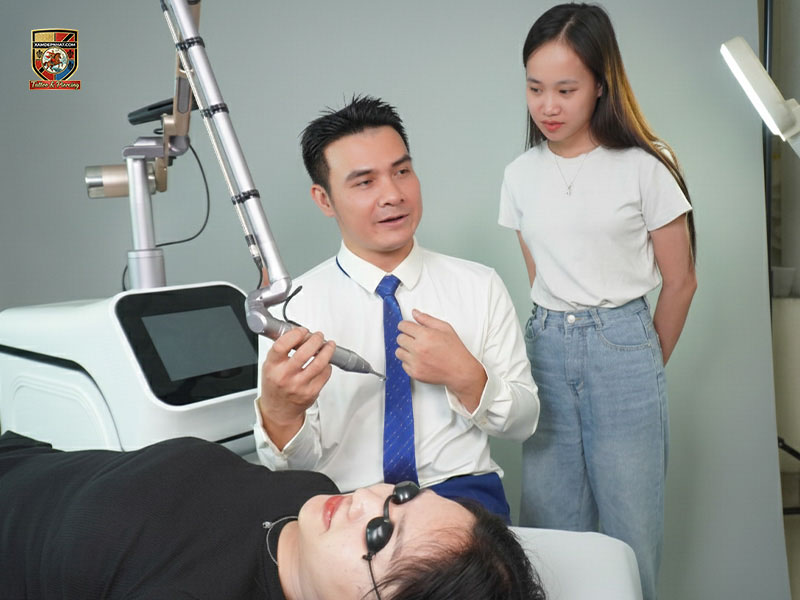 Chuyên gia trực tiếp hướng dẫn học viên kỹ thuật xóa xăm Laser thực chiến bằng máy móc hiện đại.