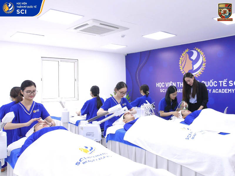 Học viên Học viện Thẩm mỹ Quốc tế SCI thực hành chăm sóc da mặt và đi máy thẩm mỹ dưới sự hướng dẫn của giảng viên.
