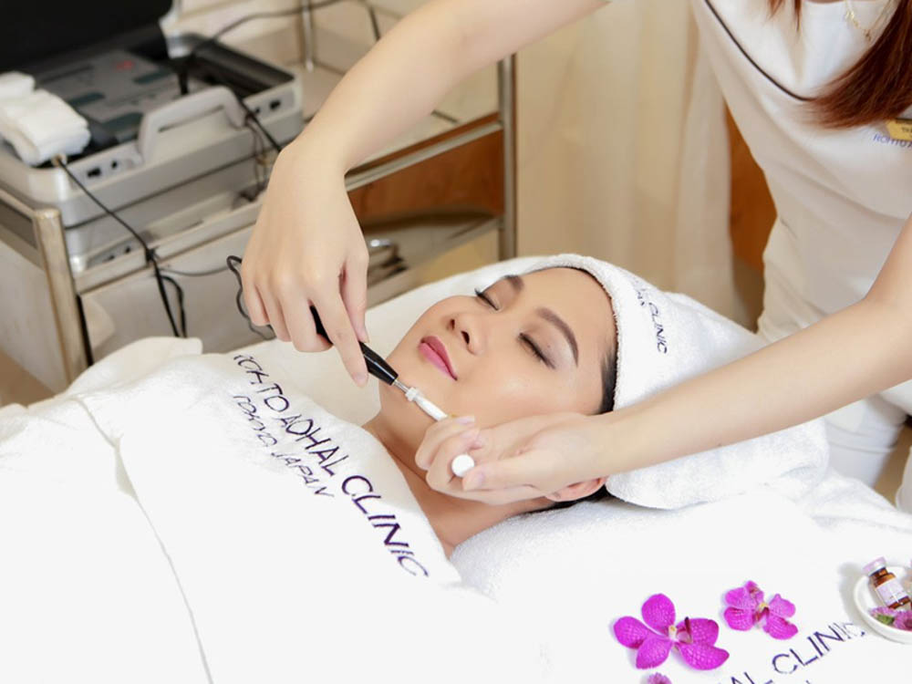 Specialist performing skin procedure at top age spot treatment clinic in Hanoi